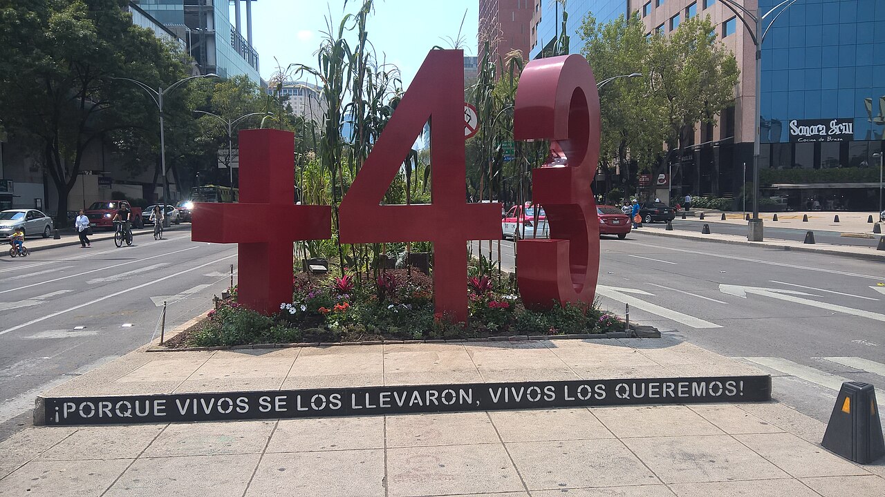 资料图：Paseo de la Reforma、Bucareli与Avenida Juárez交会处的Ayotzinapa纪念设施，非本次爆炸现场。