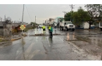 蒙特雷2日强降雨致车辆被困：两人获救、多处道路临时封闭